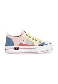 Bunte Sneakers aus verschiedenen Materialien: pink, blau und mit floralen Mustern. Weiße Gummisohle mit gestreiften Akzenten. Gelbe Schnürsenkel und Logodetail.