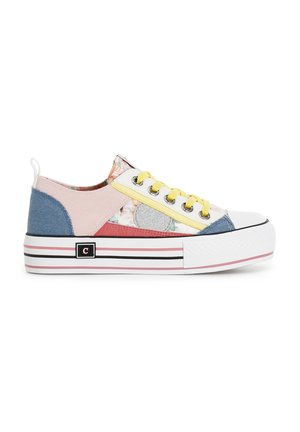 Sneaker colorato con materiali misti: rosa, blu e motivi floreali. Suola in gomma bianca con accenti a righe. Lacci gialli e dettaglio del logo.