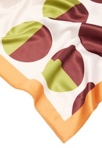 Jedwabny szalik z pomarańczową bordiurą i powtarzającym się geometrycznym wzorem składającym się z pół zielonych i pół bordowych okręgów na białym tle materiału.