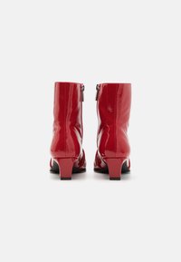Steve Madden EXTENDO - Classic ankle boots - red