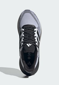 Chaussure de sport noire et grise avec une tige en maille, un tissu texturé, des accents blancs et des lacets noirs. Équipée d'une semelle intérieure en Ortholite pour un meilleur amorti.