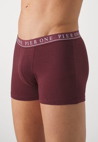 Bordeauxfarbene Boxershorts aus weichem Material, elastischer Taillenbund mit "PIER ONE"-Branding. Enganliegendes Design mit glatter Oberfläche.