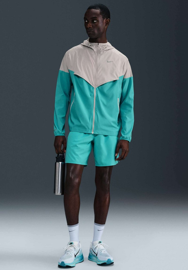 Nike Performance Runningjack lichtgrijs