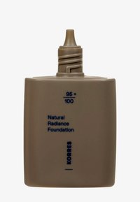 Bouteille carrée beige avec un embout effilé, étiquetée "Fond de teint Éclat Naturel" et "Korres" en texte bleu, capacité 95/100.