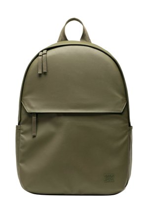 Sac à dos vert olive avec poche avant zippée, poignée supérieure, fermeture à double curseur et logo discret de Herschel Supply Company en bas à droite.