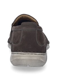 Braune Wildleder-Slipper mit runder Zehenform, kontrastierender Naht und einer strukturierten Gummisohle für besseren Halt. Das Innenfutter ist beige und gepolstert.