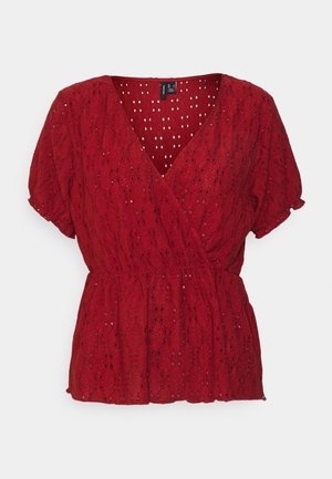Blouse rouge à manches courtes avec tissu texturé, motif œillet, col en V, devant croisé et taille froncée.