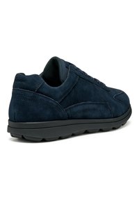 Sneaker in suede blu navy con texture liscia, progettato con profilo basso, chiusura con lacci e suola in gomma nera flessibile.