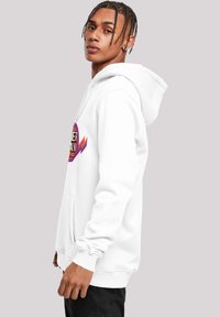 Sudadera blanca con un bolsillo frontal, puños acanalados y un estampado gráfico colorido que presenta colores vibrantes y formas angulares.