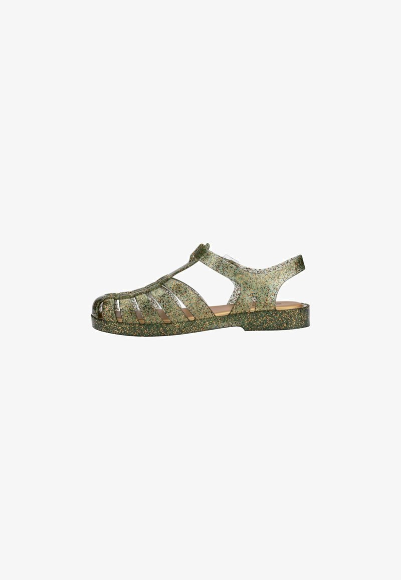 Sandales à paillettes vertes avec un bout fermé, de multiples découpes sur les côtés, une sangle à l'arrière et une finition lisse. Idéales pour un usage décontracté.