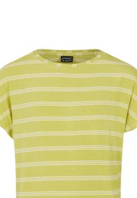 T-shirt a maniche corte giallo-verde a righe con strisce orizzontali bianche. Presenta un collo rotondo e una vestibilità rilassata. Etichetta del marchio visibile all'interno.