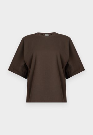 Tamno smeđa prevelika majica kratkih rukava s okruglim izrezom i malom vidljivom oznakom na stražnjem dijelu ovratnika.