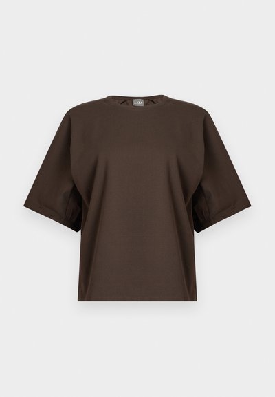 Σκούρο καφέ ανδρικό κοντομάνικο t-shirt, σε μεγάλο μέγεθος, με στρογγυλή λαιμόκοψη και μικρή ορατή ετικέτα στο πίσω μέρος του γιακά.