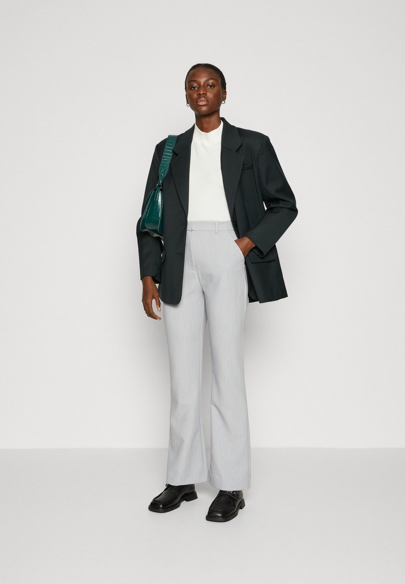Abercrombie & Fitch SOFT STRUCTURE TAILORED SLIM FLARE - Kalhoty - sleet heather