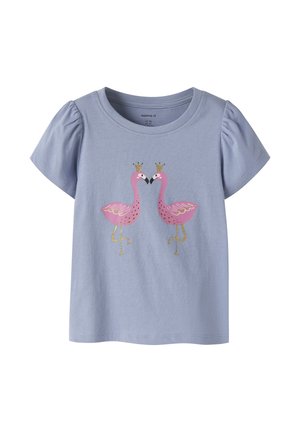 Camiseta de manga corta para niño pequeño de color púrpura claro con dos flamencos rosas con coronas doradas enfrentados en la parte delantera.