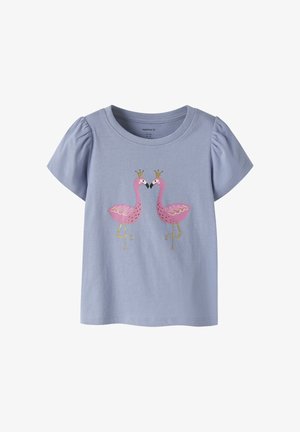 Camiseta de manga corta para niño pequeño de color púrpura claro con dos flamencos rosas con coronas doradas enfrentados en la parte delantera.
