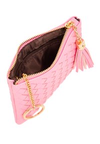 Vaaleanpunainen kudottu clutch-laukku, jossa on kultainen vetoketju, ruskea sisävuori ja tupsuakcentti. Varustettu pyöreällä kultaisella avainrenkaalla.