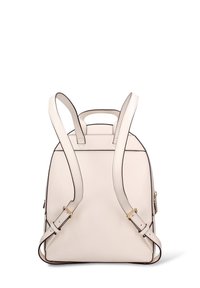 Zaino in pelle bianca con forma rettangolare, bordi scuri a contrasto, spallacci regolabili e una piccola maniglia superiore. Design minimalista.