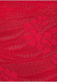 Tissu en dentelle rouge avec des motifs floraux élaborés et des bords festonnés, mettant en valeur une texture semi-transparente avec des détails fins.