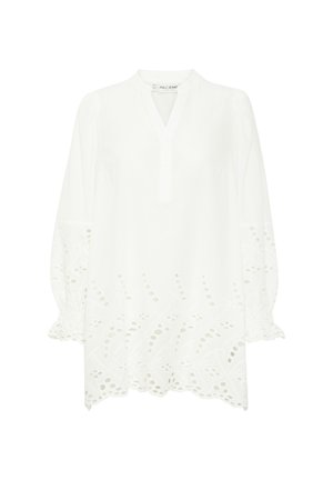 Blouse blanche à manches longues avec patte de boutonnage sur le devant, poignets volantés et motif découpé complexe le long de l'ourlet. Tissu doux avec un détail texturé.