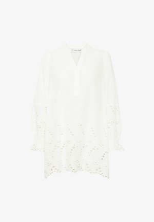Biała bluzka z długim rękawem z przodem na guziki, bufkami przy mankietach oraz skomplikowanym wzorem wycięć wzdłuż hemu. Miękki materiał z textured detail.