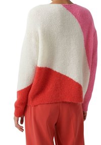 Trui in crèmekleurige, roze en rode tinten; zachte textuur; oversized pasvorm; beschikt over geometrische kleurblokken; ribgebreide boorden en onderkant.