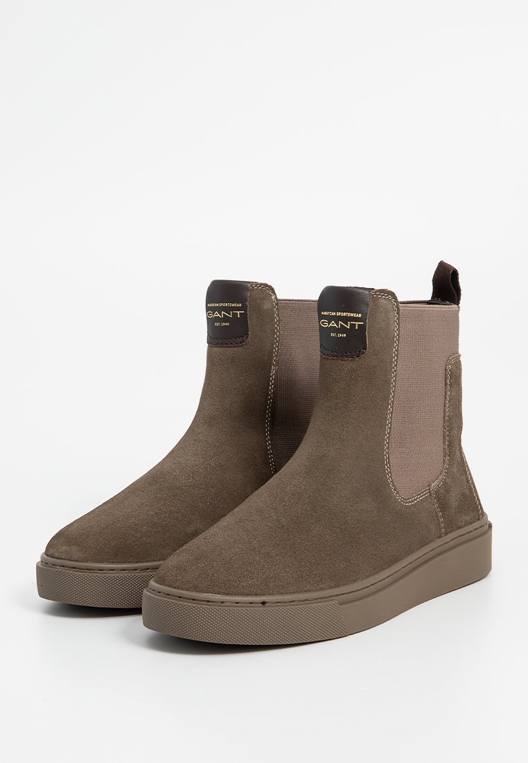 Braune Wildleder-Ankle-Boots mit elastischen seitlichen Einsätzen, Gummisohlen und einer Zuglasche; verfügt über goldene und schwarze Logo-Akzente an der Ferse.