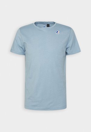 Hellblaues Kurzarm-T-Shirt mit Rundhalsausschnitt und kleinem K-Way-Logo auf der oberen linken Brust vor weißem Hintergrund.