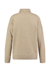 Maglione beige con collo alto, vestibilità ampia e spalle cadenti. Realizzato in un morbido tessuto testurizzato, presenta polsini e orlo a costine.