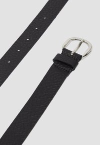 Zwarte leren riem met een textuurafwerking, zilveren metalen gesp en meerdere verstelgaten langs de lengte. Nauwkeurig en functioneel ontwerp.