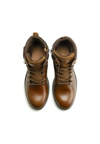 Bottines en cuir marron avec une finition lisse, un col en tissu marron, des lacets texturés et des accents contrastants sur le dessus.