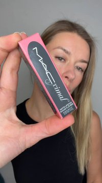 Rouge à lèvres mat MAC Primal présenté dans une boîte rose et noire ; design élégant avec une finition brillante et détails embossés sur le côté.