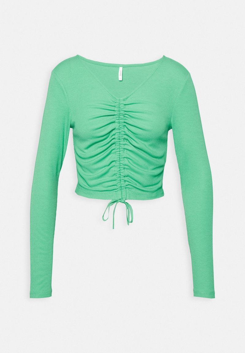 Top corto verde a maniche lunghe con davanti arricciato e coulisse sul bordo, mostrato su uno sfondo bianco semplice.