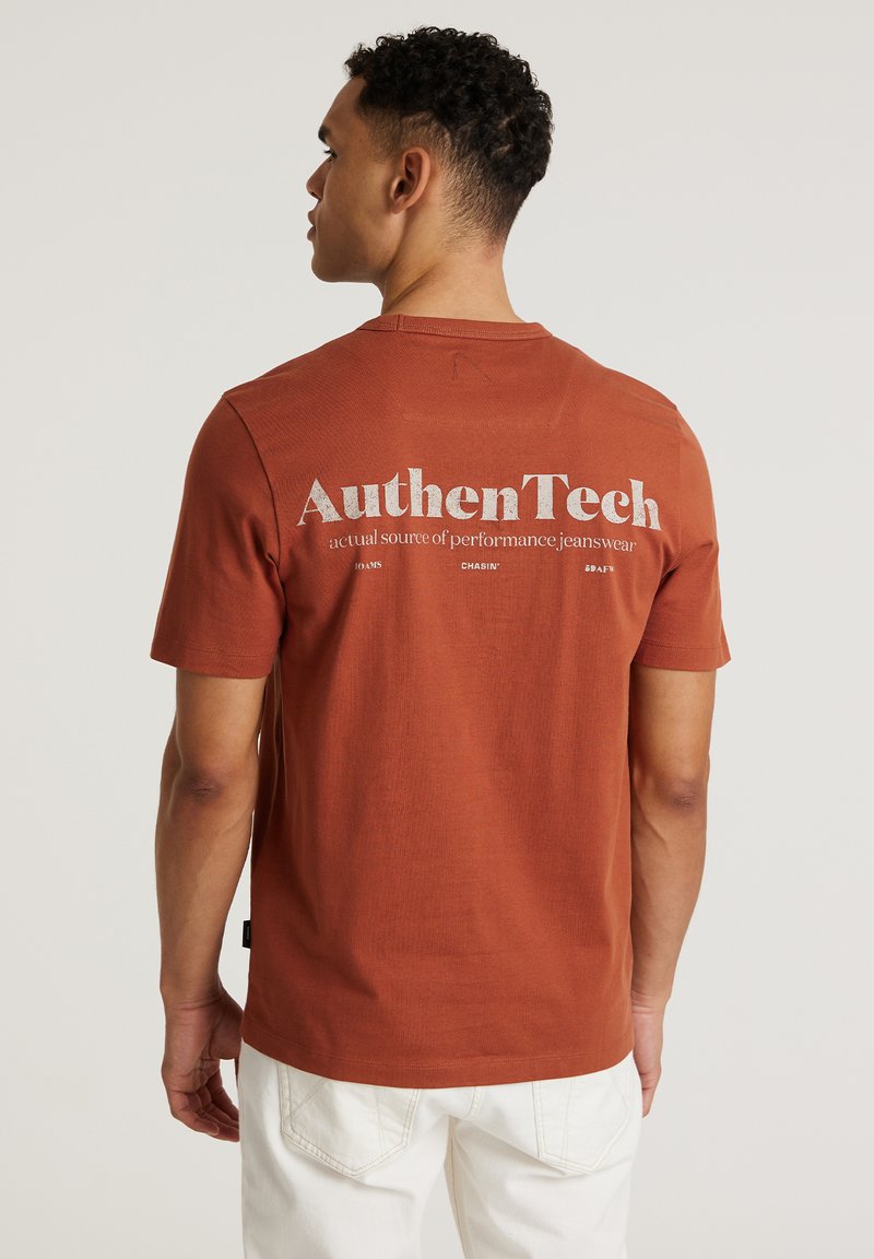 CHASIN' BASIC  AUTECH - Camiseta estampada - red