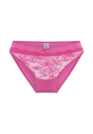 Roze slip met een bloemenkant paneel, een gladde effen tailleband en een delicate afwerking. Inclusief een kleine strikaccent aan de voorkant.