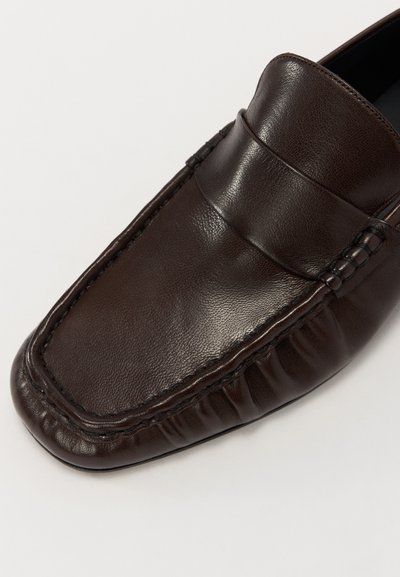 Filippa K GATHERED DETAIL - Mokaszinok - coffee