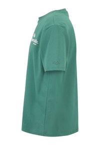 Camiseta de algodón verde con mangas cortas, cuello redondo y logo bordado "FILA" en la manga. Diseño sencillo con detalles mínimos.