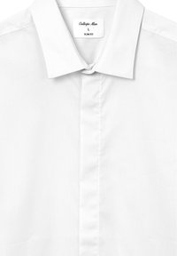 Weißes Slim-Fit-Hemd mit spitzem Kragen, glatter Textur, Knopfleiste und Etikett mit der Aufschrift "Calliope Man L." Keine sichtbaren Muster.