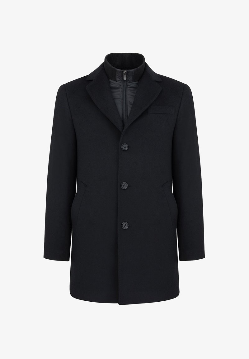 Czarny płaszcz z klapami, z przodu zapinany na guziki, z bocznymi kieszeniami i teksturowaną wewnętrzną warstwą. Materiał wygląda jak wełna i jest gładki.