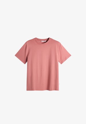 Effen stoffige roze korte mouw T-shirt met ronde hals, weergegeven op een witte achtergrond.