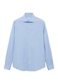 Cămașă albastră deschis, cu dungi verticale albe, guler răspândit, placket frontal și mâneci lungi cu mansete butonate. Textură moale a stofei.