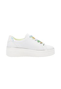 Sneaker piattaforma bianche realizzate in materiale sintetico, con dettagli di lacci multicolori, una superficie liscia e una finitura metallica lucida sul tallone.
