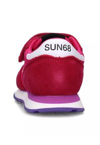 Sneaker in suede rosa con strap in velcro, dettagli bianchi e viola, e logo "SUN68" sul tallone. Suola ammortizzata per il comfort.