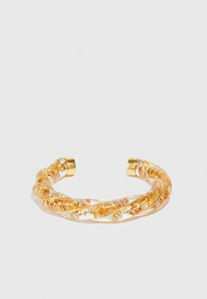 Pulseira de pulso dourada com resina transparente torcida e acabamentos dourados, apresentando um padrão texturizado e um design aberto nas extremidades.