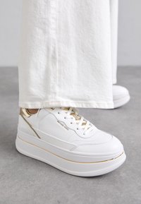 MICHAEL Michael Kors - HAYES LACE UP - Baskets basses - pale gold Image miniature 1