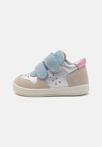 Sko med borrelås i rosa, blå og beige, med et skinnende, iriserende materiale, samt suedes detaljer og perforerte elementer.