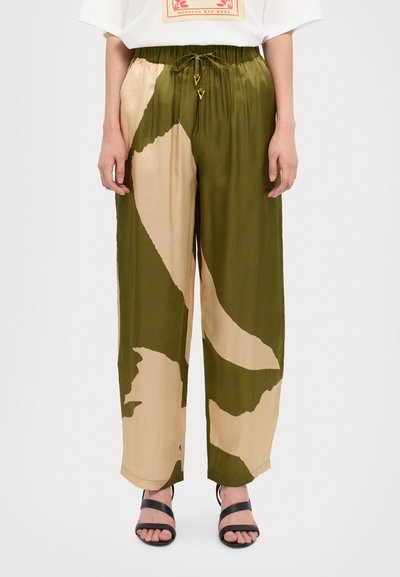 Pantalones sueltos y estampados en verde oliva y beige con cintura ajustable. Hechos de tela ligera, con piernas rectas y fluidas.
