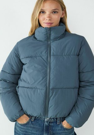 Puffermantel in Türkisblau mit hohem Kragen, Reißverschluss und gestepptem Design. Hergestellt aus leichtem, strukturiertem Stoff.
