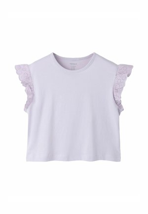 Witte cropped top met korte mouwen, een ronde hals en oogjeskant ruffles op de mouwen.