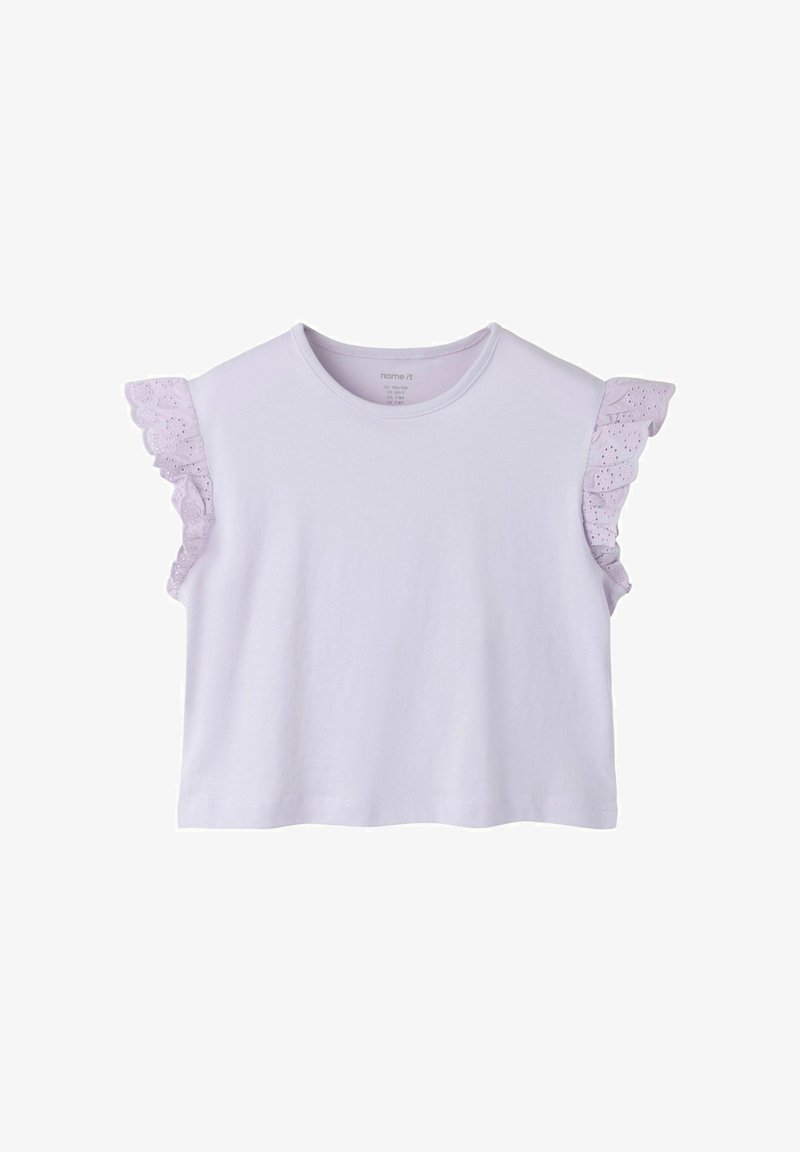 Λευκό κοντομάνικο cropped τοπ με στρογγυλή λαιμόκοψη και δαντελένια βολάν με τρύπες στα μανίκια.